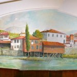 Dipinto murale del fiume Ibar a Mitrovica raffigurato su un muro della sala del Centro Culturale di Mitrovica, Kosovo