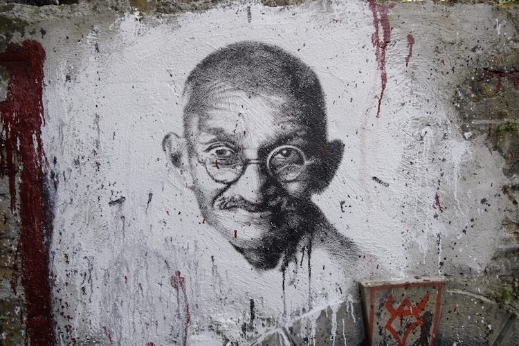 Con gli occhiali di Gandhi